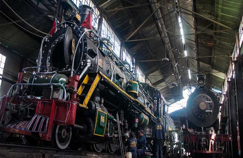 Detrás del edificio donde despachaban los tiquetes de tren, en la antigua Estación de la Sabana, está el taller donde reparan las locomotoras del tren. Los mecánicos trabajan a diario reparando la carrocería vieja y restaurando máquinas que llevan más de 30 años carcomidas por el óxido. Para Alberto Escovar, director de patrimonio nacional este lugar es un museo habitado. Foto: David Amado-Semana. 