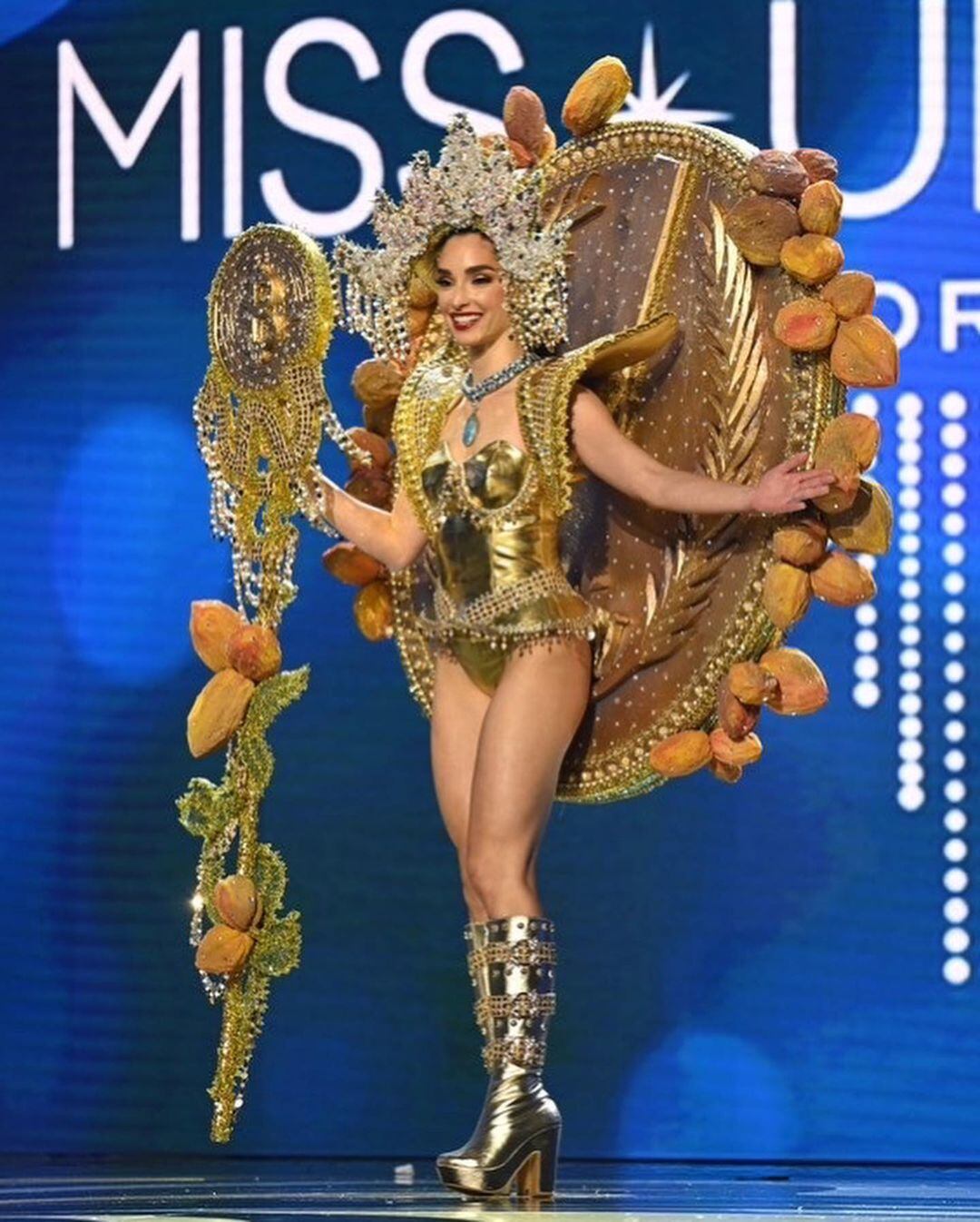 La candidata de El Salvador lució su traje con gracias y fuerza, tratando de ganar puntos ante el público. Foto: Instagram @francguerrero1.