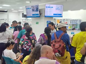 Los problemas para la entrega de medicamentos del nuevo distribuidor Disfarma de la Nueva EPS. Foto Jorge Orozco.