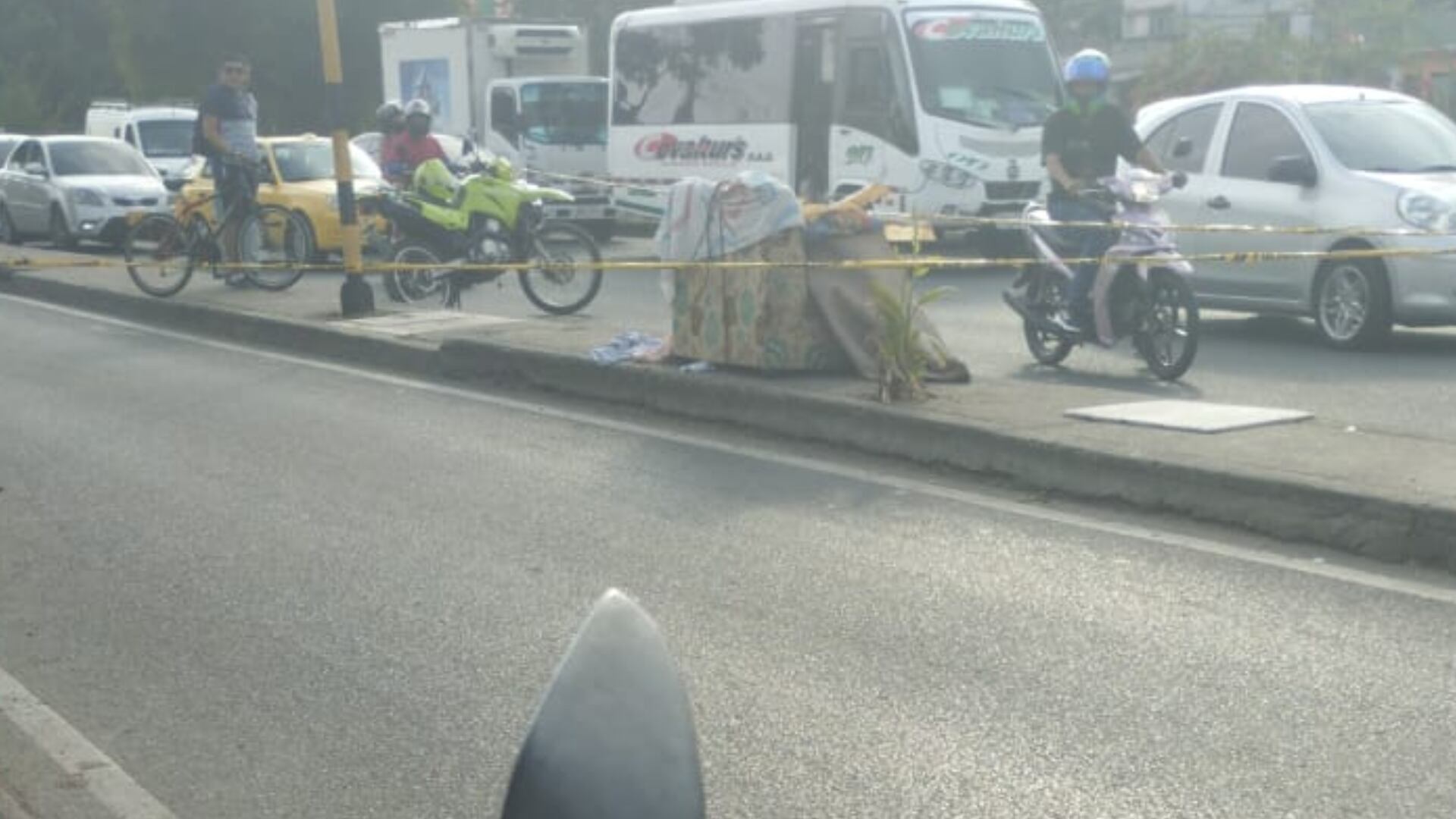 Mueble abandonado en Cali con el cadáver de un hombre.