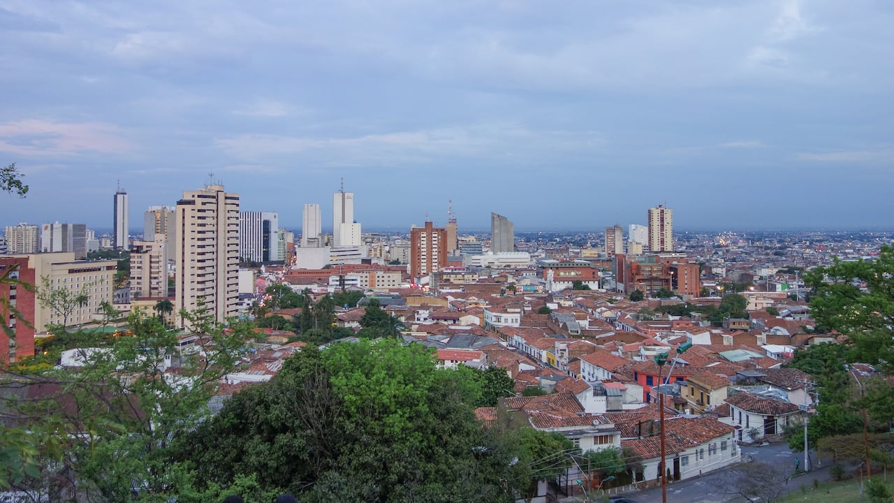 De acuerdo con 'Cali Cómo Vamos', 5 de cada 100 jóvenes convivían en condiciones de hacinamiento en el año 2021. Foto: Getty Images.