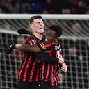 El mediocampista colombiano #17 de Bournemouth, Luis Sinisterra (R), celebra después de marcar el tercer gol de su equipo durante el partido de fútbol de la Premier League inglesa entre Bournemouth y Fulham en el Vitality Stadium de Bournemouth, sur de Inglaterra. (Foto de Glyn KIRK / AFP )