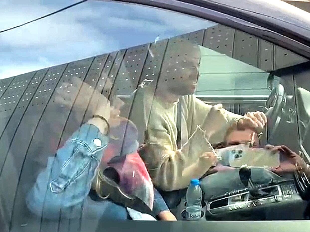 Gerard Piqué y Clara Chía llegando a la casa de Joan Piqué y Montserrat Bernabeu