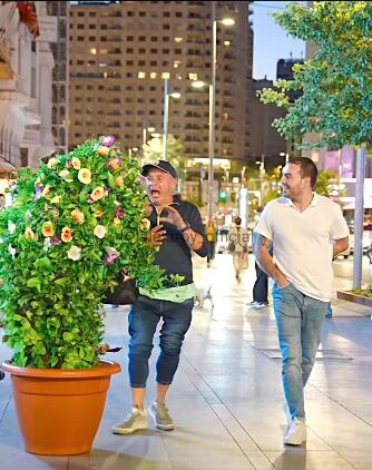 Al humorista colombiano lo sorprendieron mientras caminaba por el centro de Madrid, España.