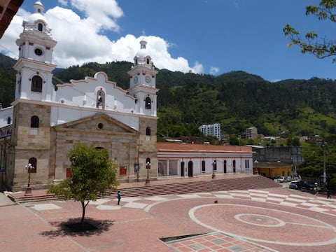 Plaza principal del municipio de Choachí, en Cundinamarca.