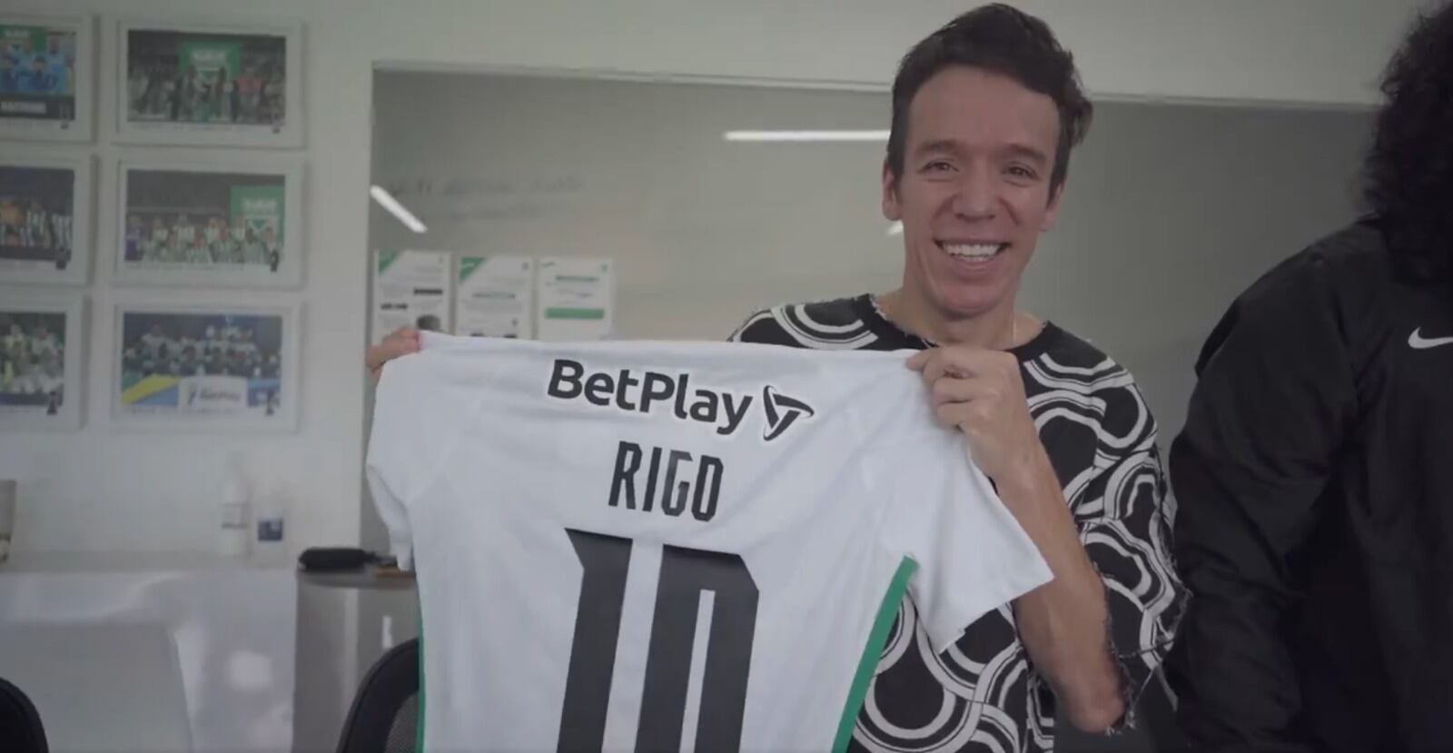 Rigoberto Urán recibió un regalo de parte de Nacional por su visita a la sede deportiva en Guarne.