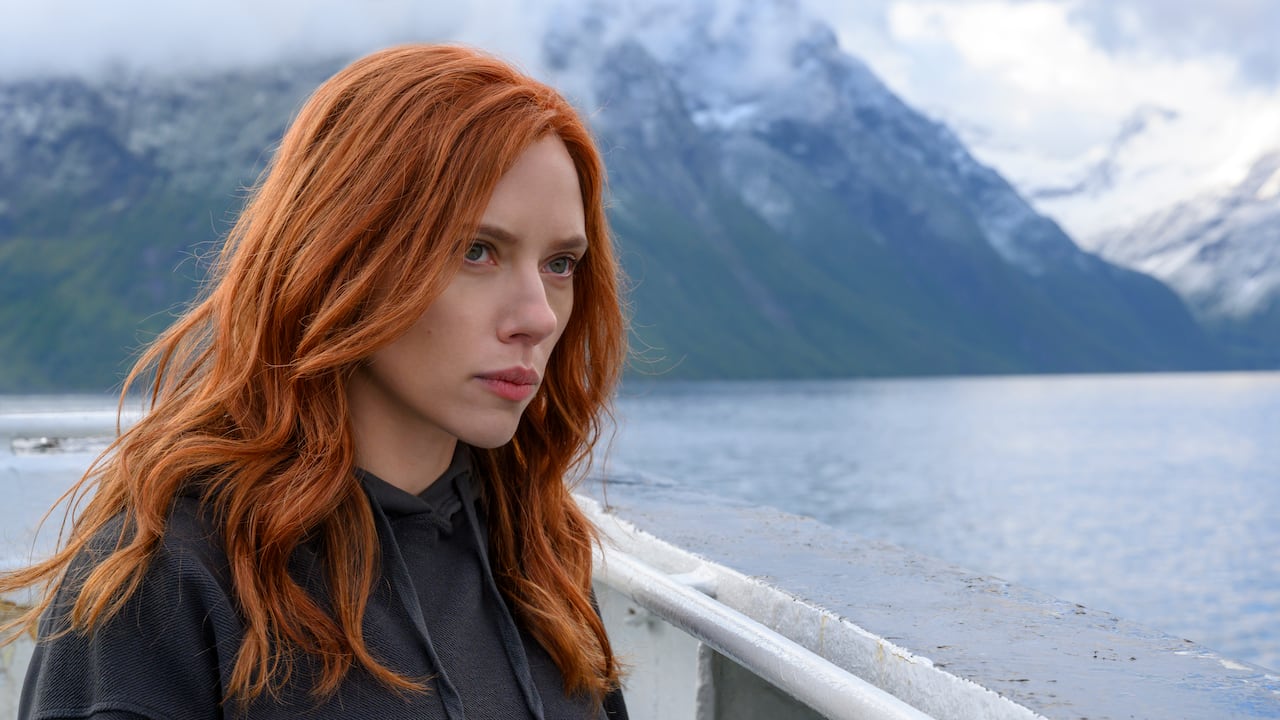 En esta imagen proporcionada por Marvel Studios Scarlett Johansson en una escena de "Black Widow". (Jay Maidment/Marvel Studios-Disney via AP)