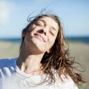 Hair in the wind, she takes advantage of beams of the sun