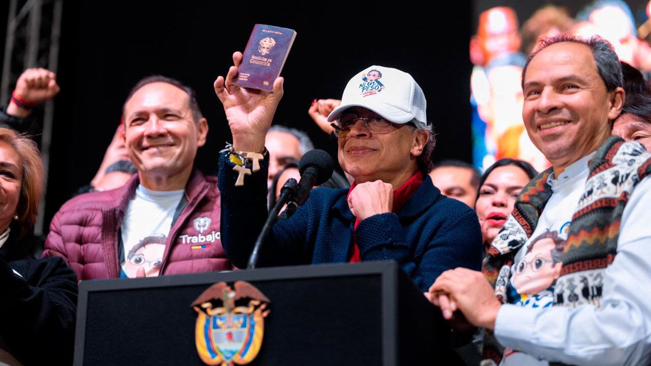 Presidente Petro presentó al país el nuevo pasaporte hecho en Colombia.