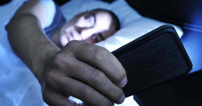 celular, insomnio, sueño, trabajo, hábitos malos (123RF)