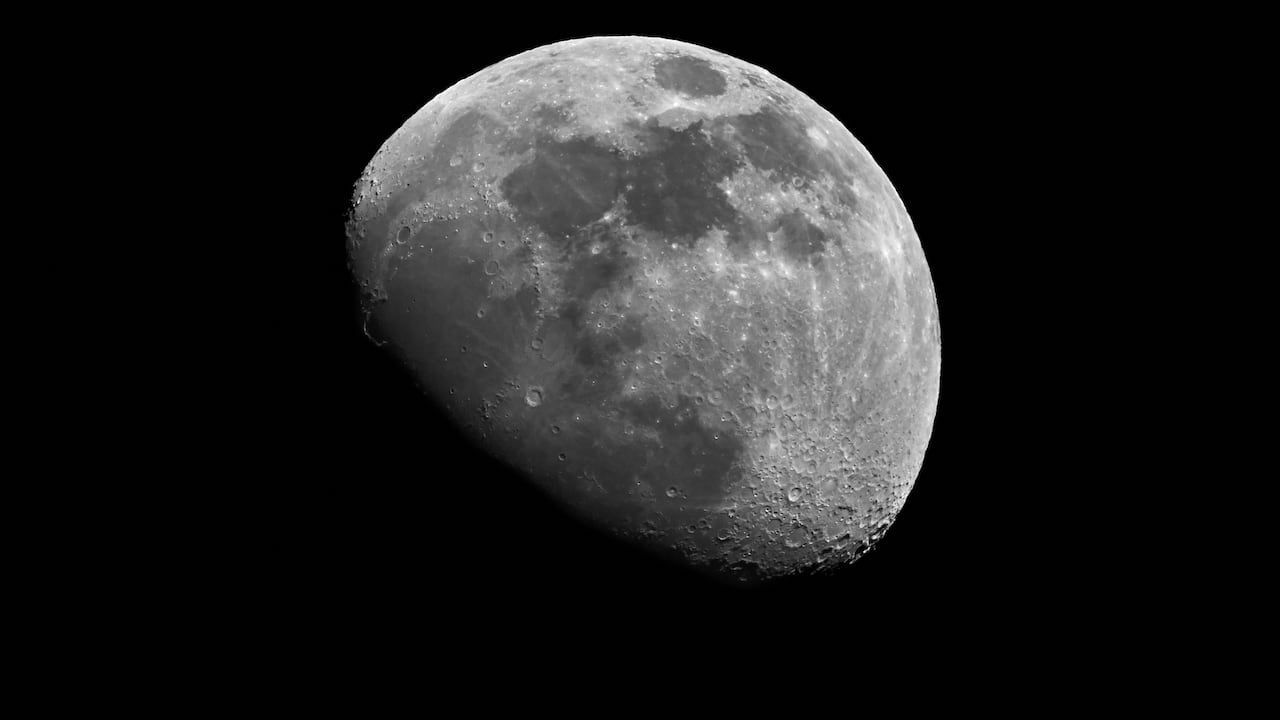 Es el satélite natural de la Tierra que refleja la luz del sol. Foto: Getty Images.