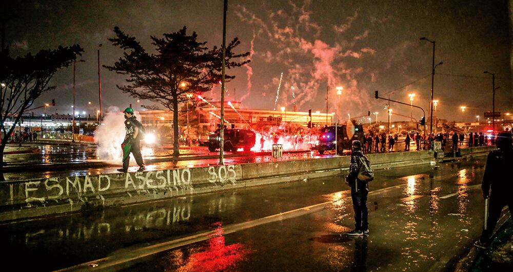 Los enfrentamientos entre los delincuentes y la Policía son constantes. Cuatro meses después del inicio del paro, el vandalismo sigue azotando la zona del Portal de las Américas. 