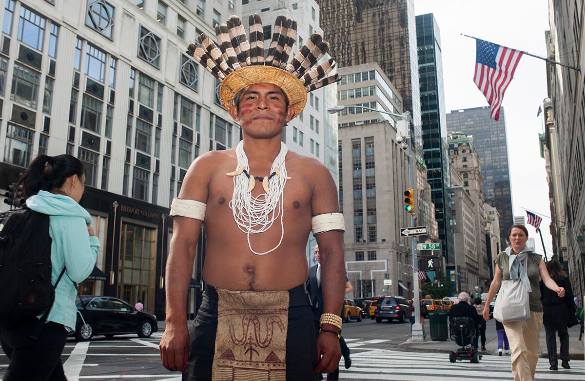 El lugar más apropiado para sacar un retrato en plena mañana del centro de Nueva York resultó siendo la esquina de la calle 59 con 5ta Avenida, un sitio muy transitado de la ciudad, clavado en lo más profundo de su corazón. Algunos pasaban sin mirar, pero a otros les quedó difícil ocultar la curiosidad. (Foto: Romina Hendlin)