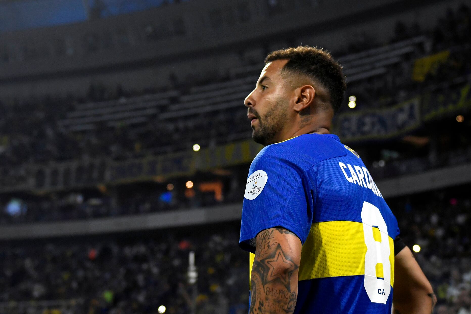 SANTIAGO DEL ESTERO, ARGENTINA - DECEMBER 08: Edwin Cardona of Boca Juniors looks on during the final match of Copa Argentina 2021 between Boca Juniors and Talleres at Estadio Unico Madre de Ciudades on December 08, 2021 in Santiago del Estero, Argentina. (Photo by Hernan Cortez/Getty Image