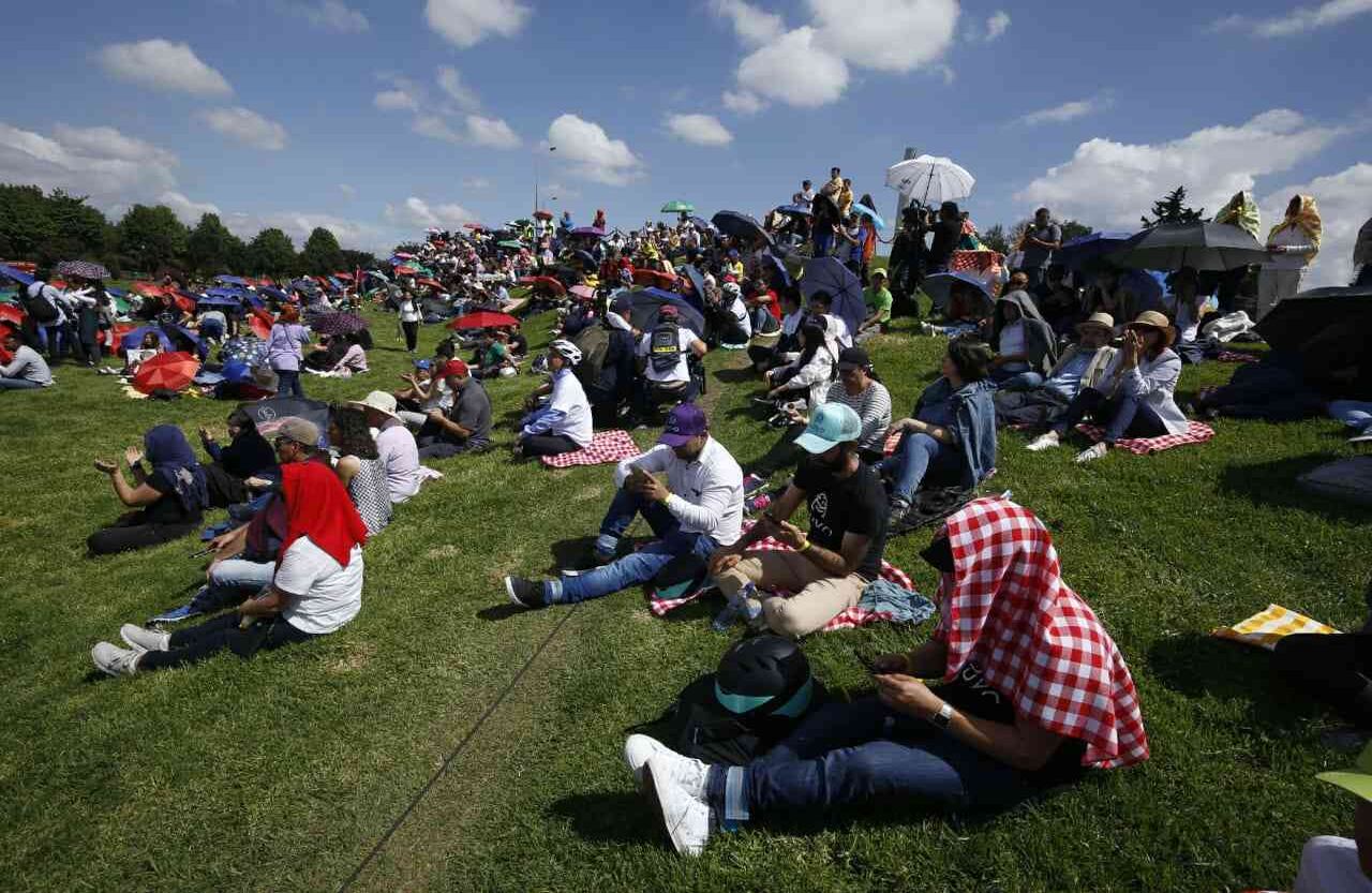 El ambiente de la posesión de Claudia López, más que un evento solemne, tuvo el tono de un picnic familiar de domingo. Foto: Esteban Vega.