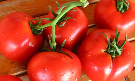 Los tomates tiene vitaminas y minerales.