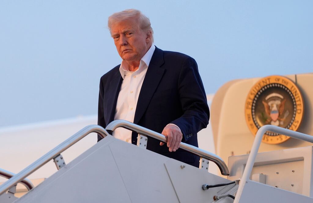 El presidente Donald Trump llega a bordo del Air Force One a la Base Conjunta Andrews, Maryland, el domingo 4 de mayo de 2025. (Foto AP/Manuel Balce Ceneta)