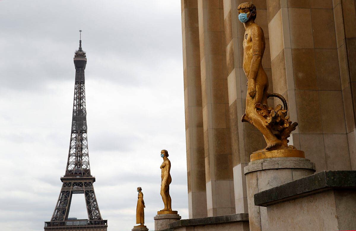Las estatuas que adornan la plaza Trocadero cerca de la Torre Eiffel, en París, ahora llevan mascarillas. Francia continúa bajo una orden de permanencia en el hogar, que irá hasta el 11 de mayo. El objetivo, frenar la propagación del coronavirus. Foto: Christophe Ena/ AP