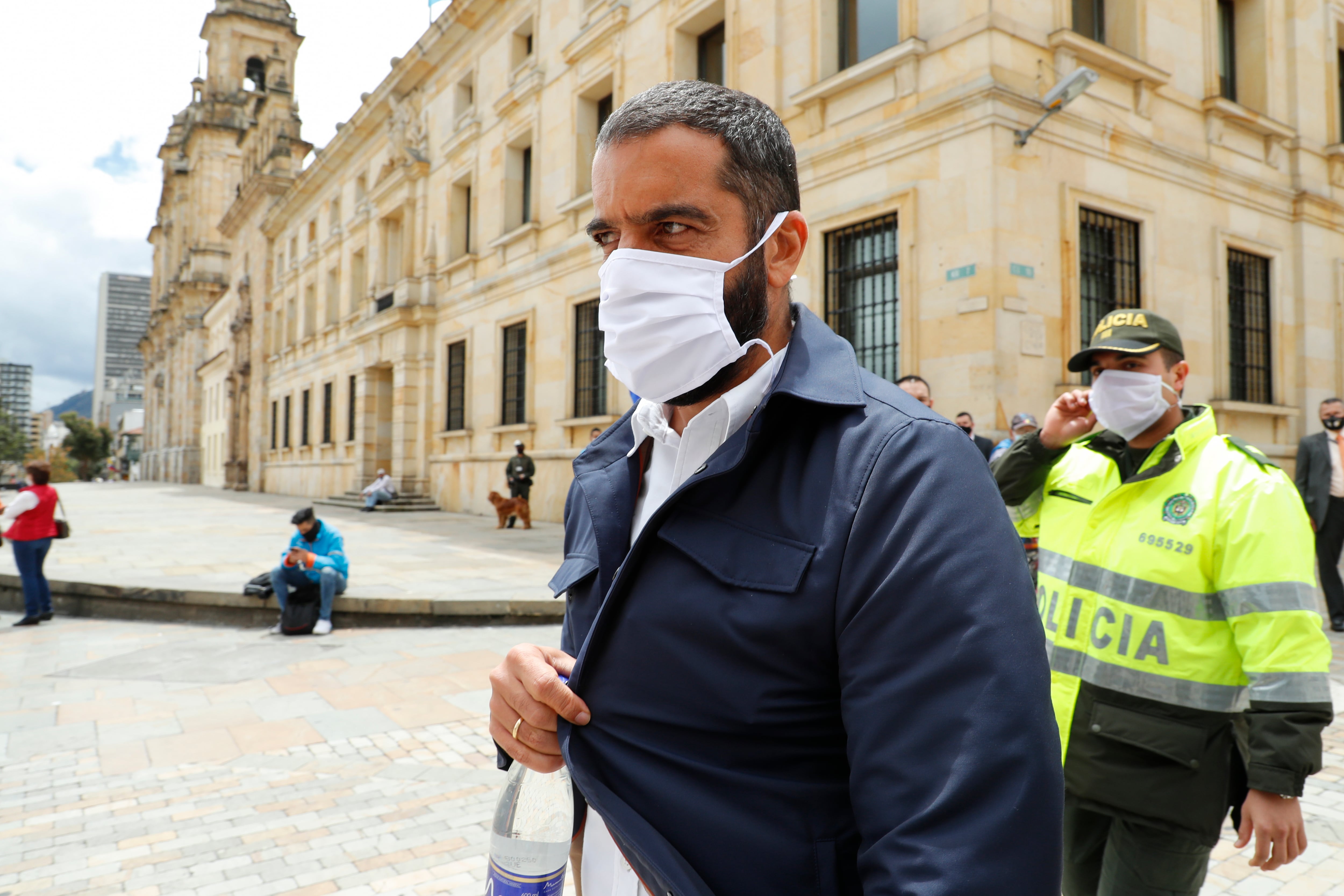 Senador por Cambio Radical Arturo Char Chaljub presidente del Senado
Senadores con tapabocas ingreasan al Senado para la eleccion de procurador y magistrados para votacion presencial en epoca se la pandemia del Covid 19
Bogota julio 27 del 2020