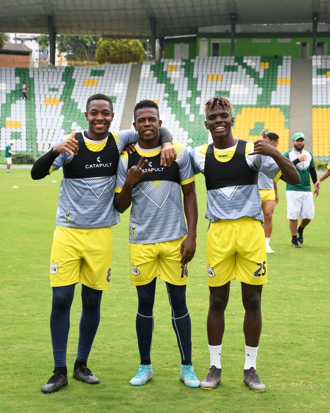 Yilton Díaz (centro), uno de los jugadores aparece en el video