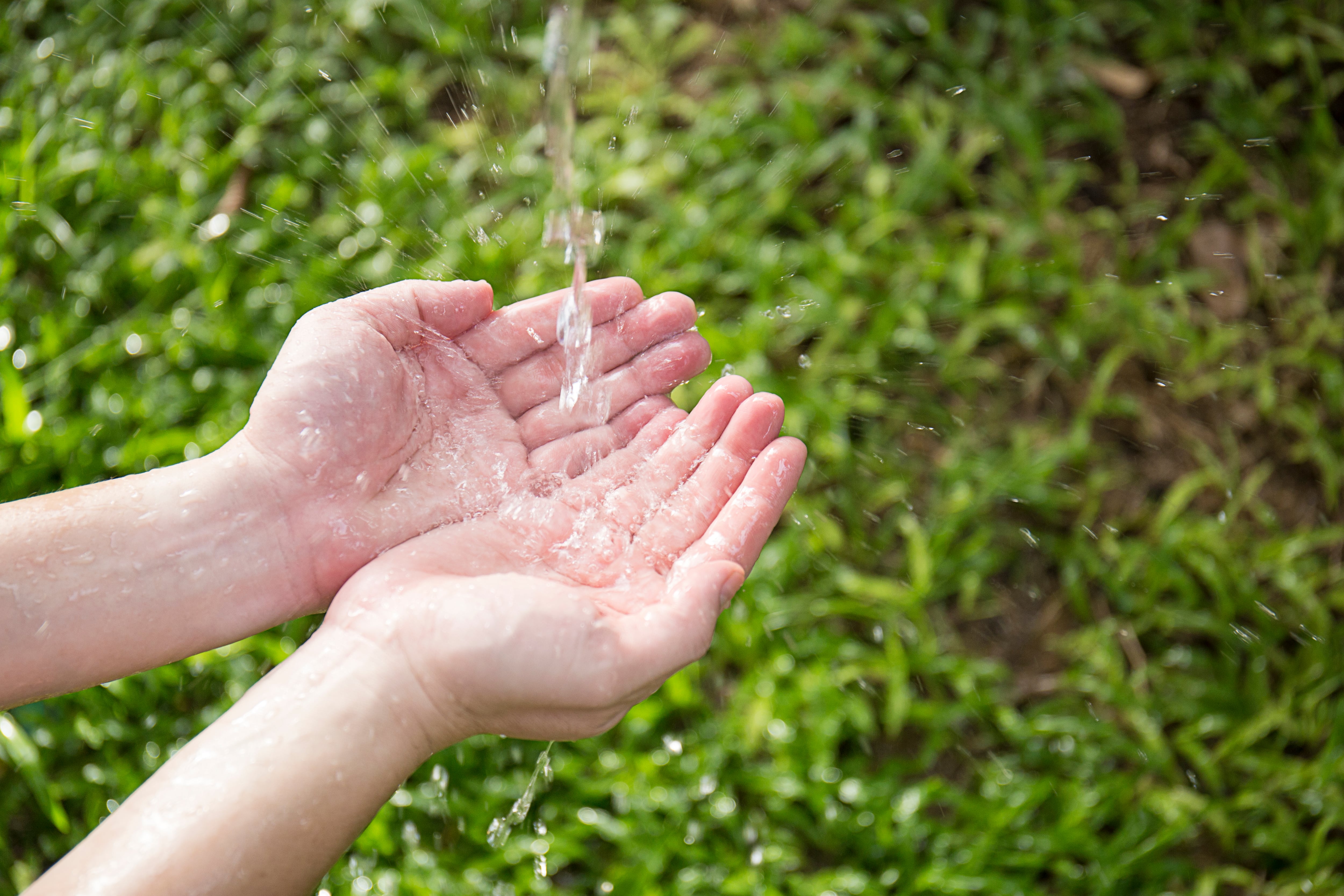 Persona recogiendo agua lluvia.
