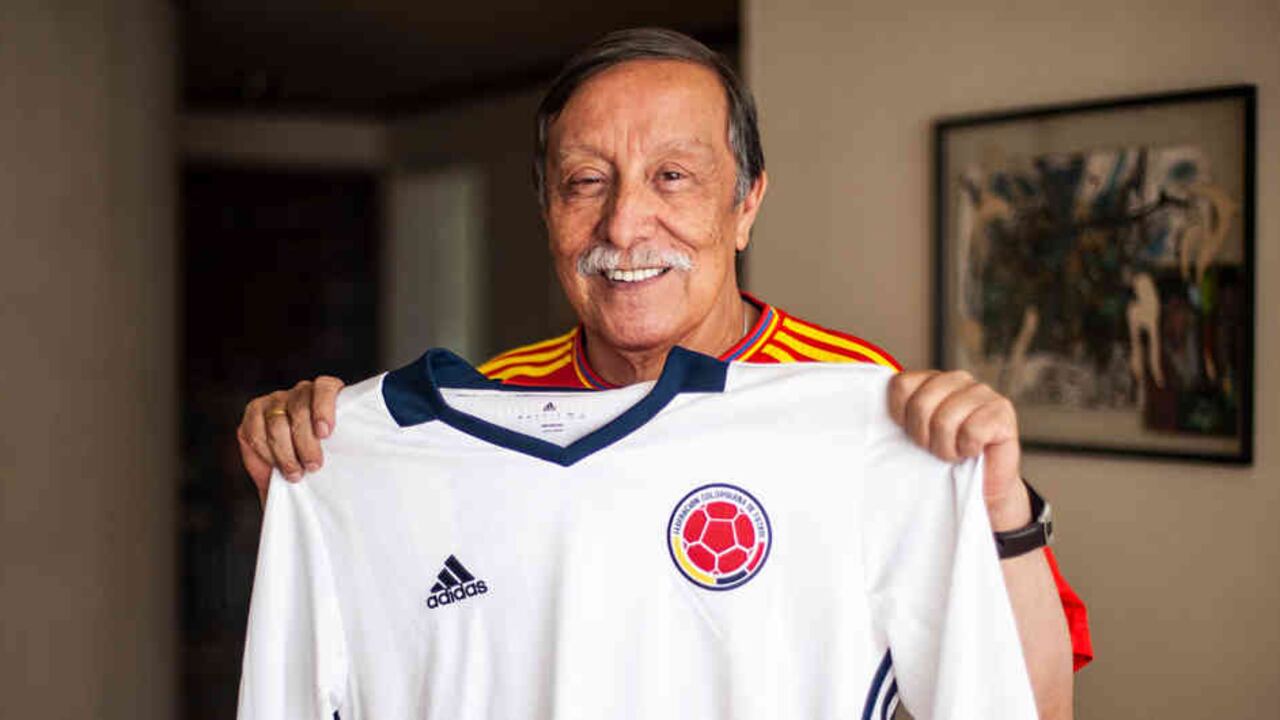 Para Orlando Plata, su colección de camisetas es un tesoro.