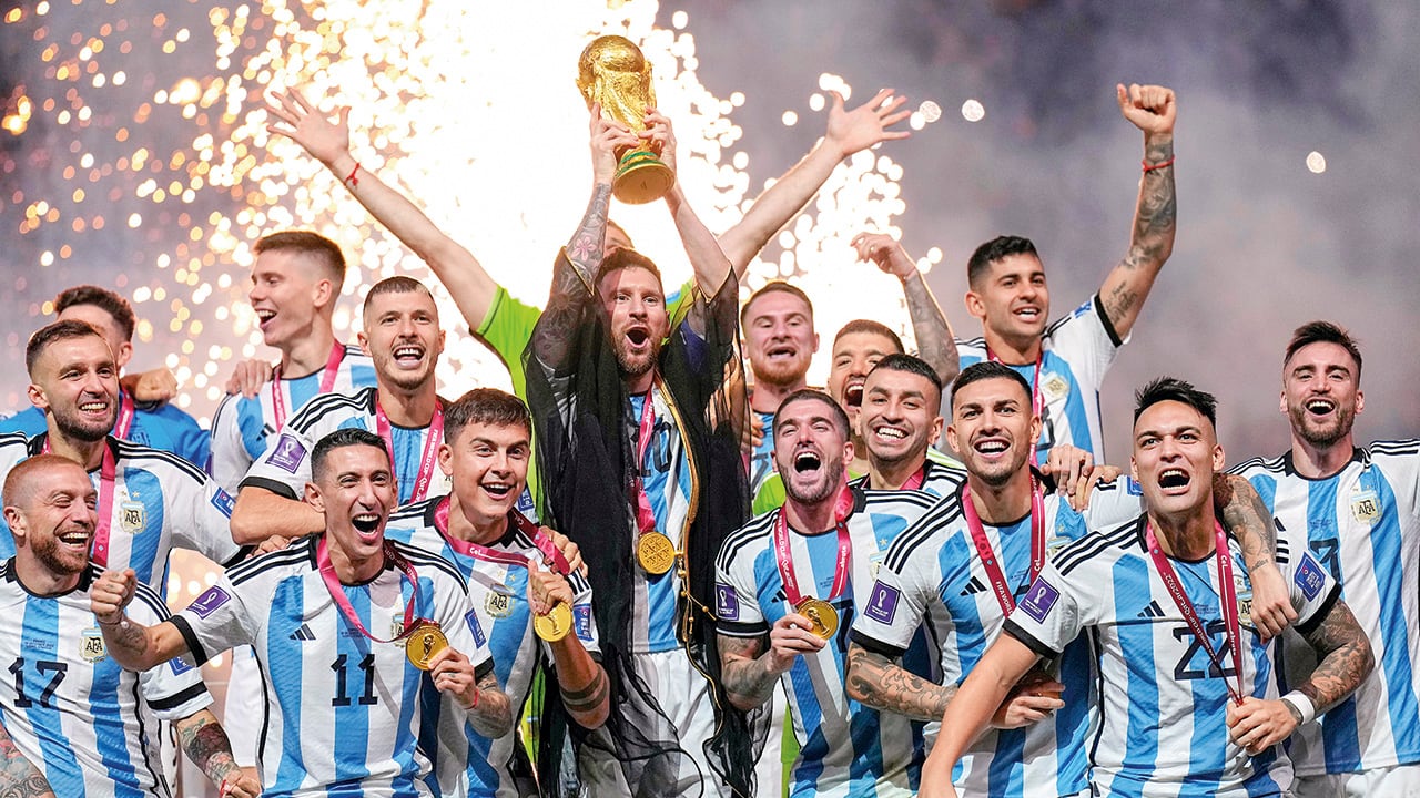Imagen incunable de Messi levantando la copa con la túnica negra que le pusieron los cataríes como a un sultán. Messi coronando a sus 35 años, una carrera urgida del título máximo del fútbol.