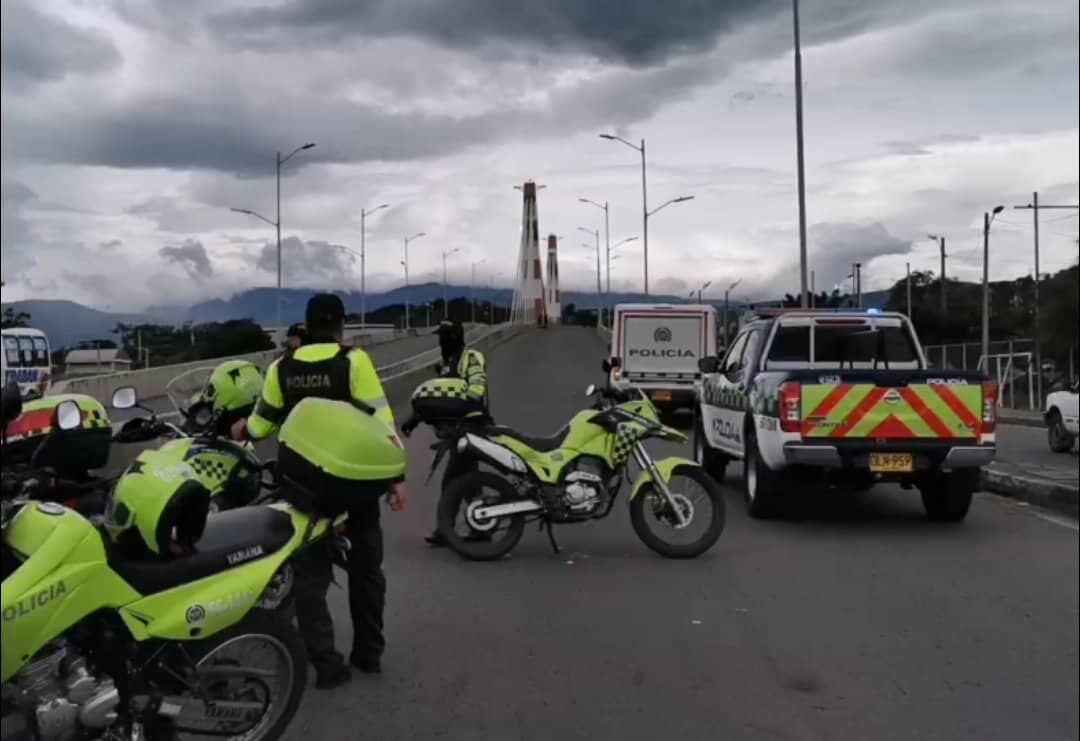 El Cuerpo de Antiexplosivos verifica el paquete sospecho.