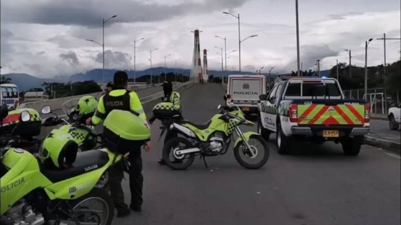 El Cuerpo de Antiexplosivos verifica el paquete sospecho.