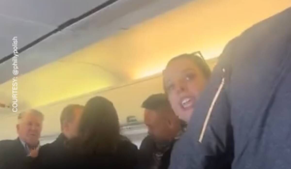 Mujer que gritó en medio de un vuelo que era víctima de trata de personas fue controlada por la tripulación.