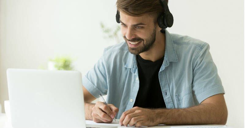 En 2023 se registraron más de 670 matrículas en estudios superiores bajo modalidad virtual, de acuerdo con la Universidad Piloto. (Imagen de referencia)