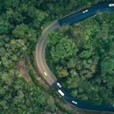 Vista aérea de un camino estrecho rodeado de árboles y naturaleza en un bosque en Colombia.