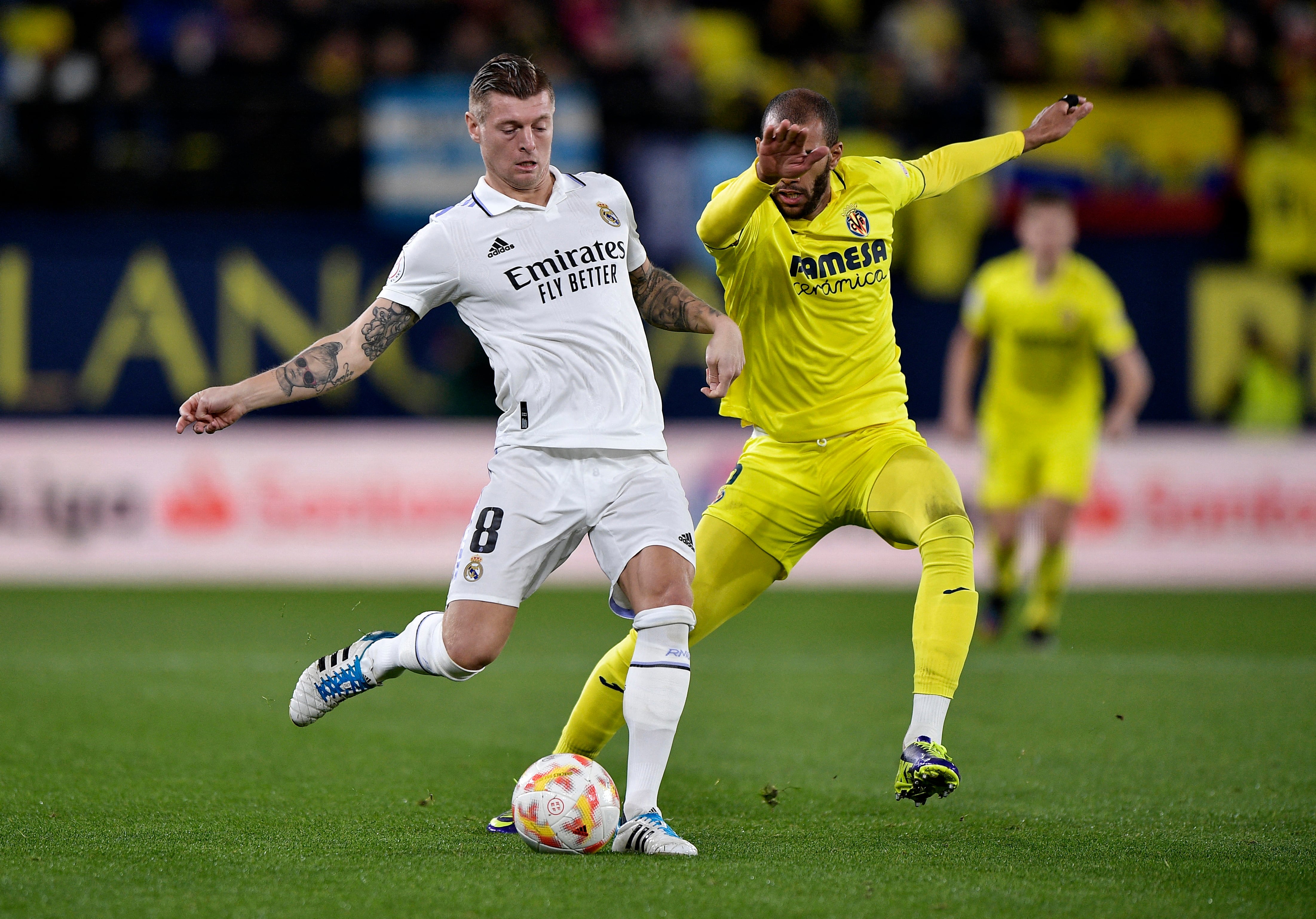 Soccer Football - Copa del Rey - Round of 16 - Villarreal v Real Madrid - Estadio de la Ceramica, Villarreal, Spain - January 19, 2023 Real Madrid's Toni Kroos in action with Villarreal's Etienne Capoue REUTERS/Pablo Morano
