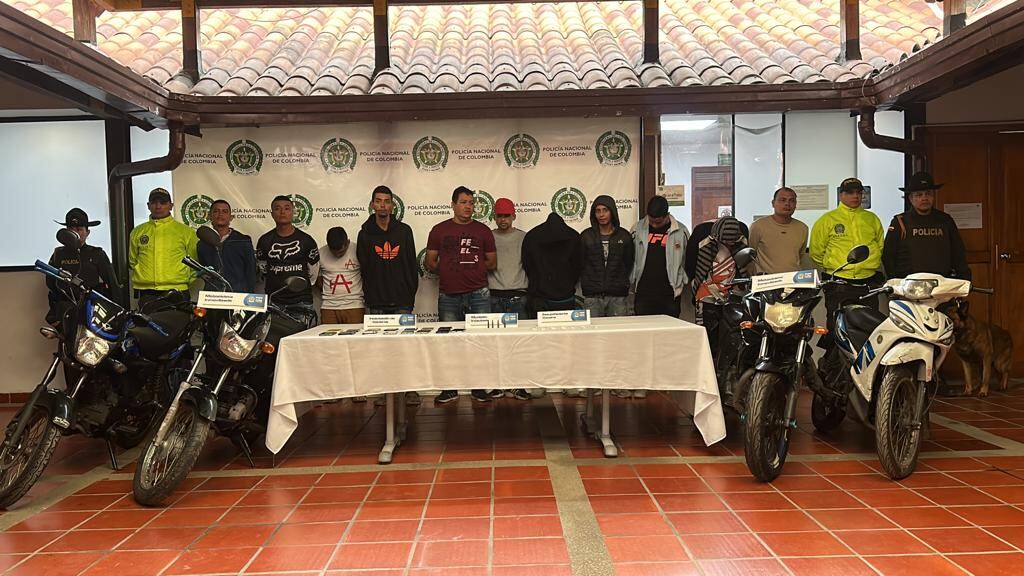 En el operativo fueron incautados celulares, motocicletas, municiones y droga.