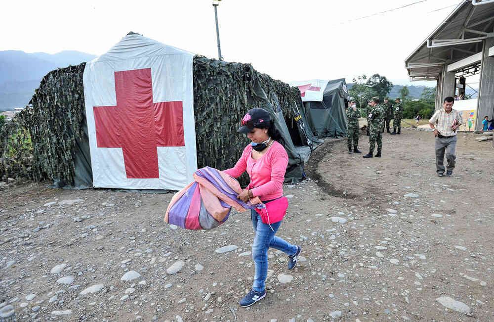 Una mujer camina frente a la carpa enfermería de la Dirección de Sanidad del Ejército, el viernes 7 de abril de 2017, en el albergue del ITP —Instituto Tecnológico del Putumayo—, en Mocoa, luego que la noche del 31 de marzo una avalancha provocada por el desbordamiento de los ríos Mocoa, Mulato y Sangoyaco arrasó con todo lo que encontró a su paso. Foto: Carlos Julio Martínez / Enviado Especial de Semana