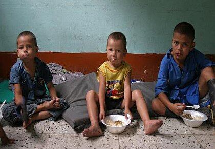 Los niños son, quienes más sufren por las violaciones a los derechos humanos. Los afecta la falta de educación, salud, el desplazamiento, la violencia y todas las formas de violar estos derechos fundamentelaes.