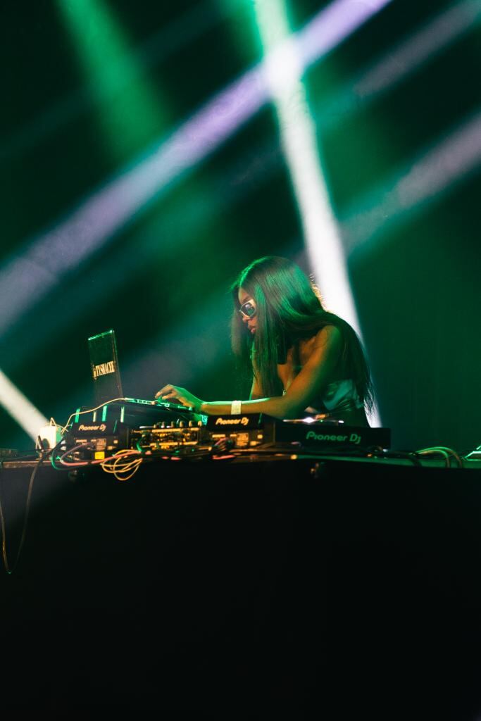 Entre los artistas internacionales se destacan Jupiter & Okwess y Kin Gongolo Kiniata, quienes cruzan el Atlántico para presentarse en Bogotá junto con representantes de los ritmos africanos en Colombia como Cerrero y La Marea y Kombilesa Mi.