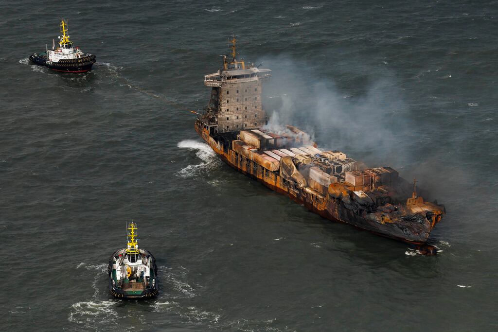 Columnas de humo se elevan desde el carguero MV Solong en el Mar del Norte, frente a la costa de Yorkshire, en Inglaterra, el martes 11 de marzo de 2025. (Dan Kitwood/Pool Photo via AP)