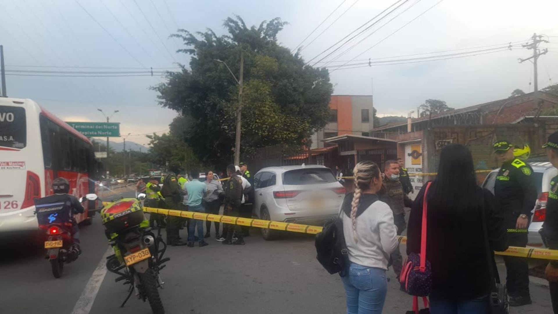 Camioneta transportó cadáver hacia Medicina Legal en Medellín.