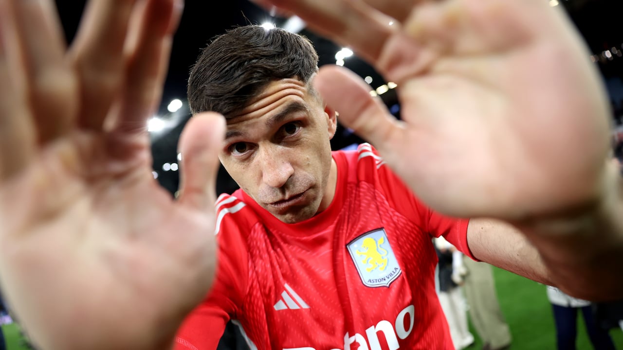 Dibu Martínez será titular en la primera final europea de su carrera.