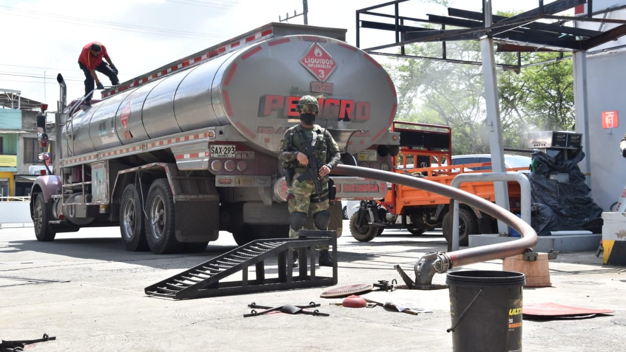 El Ejercito custodia la gasolina hasta su destino final