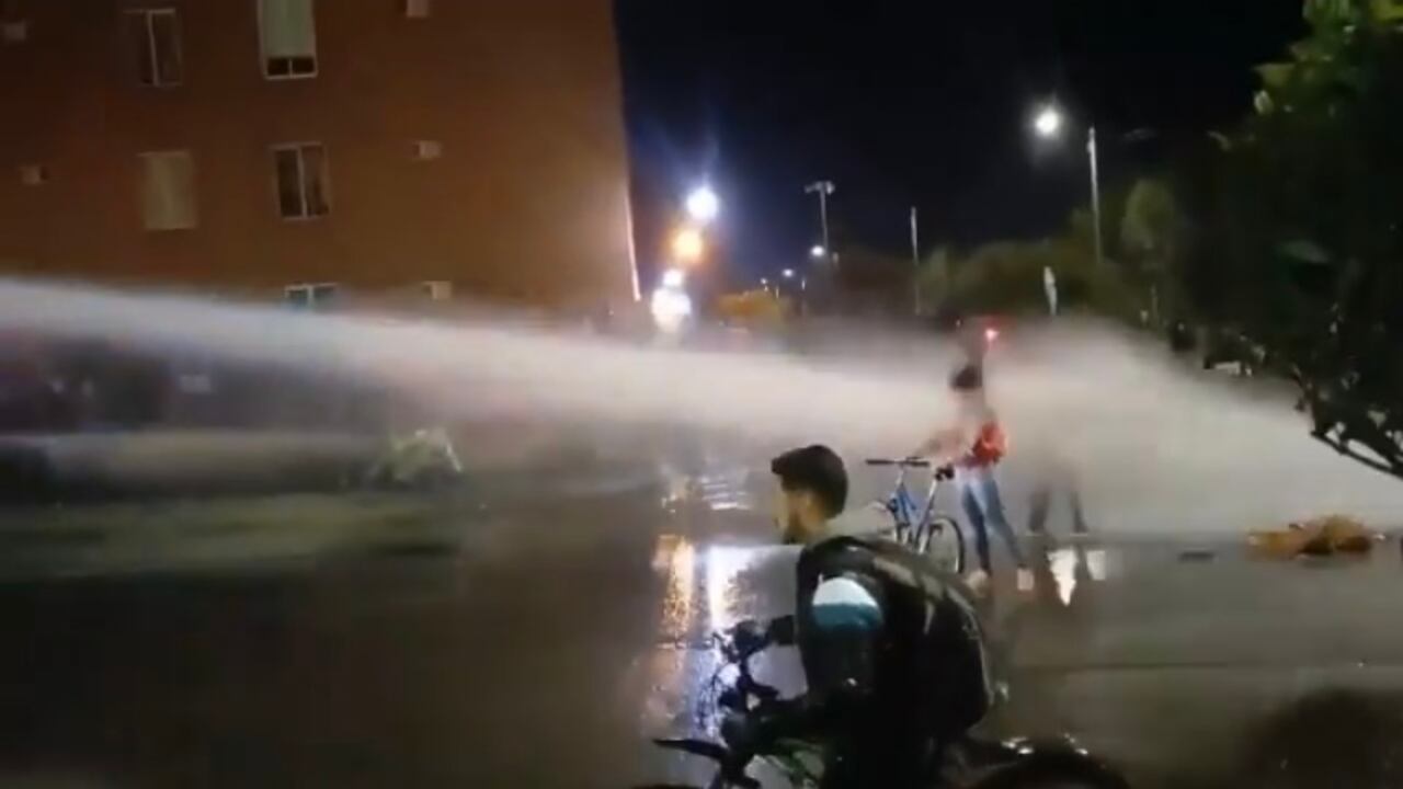 Así fue el momento en el que chorro de agua del Esmad "manda a volar" a manifestante