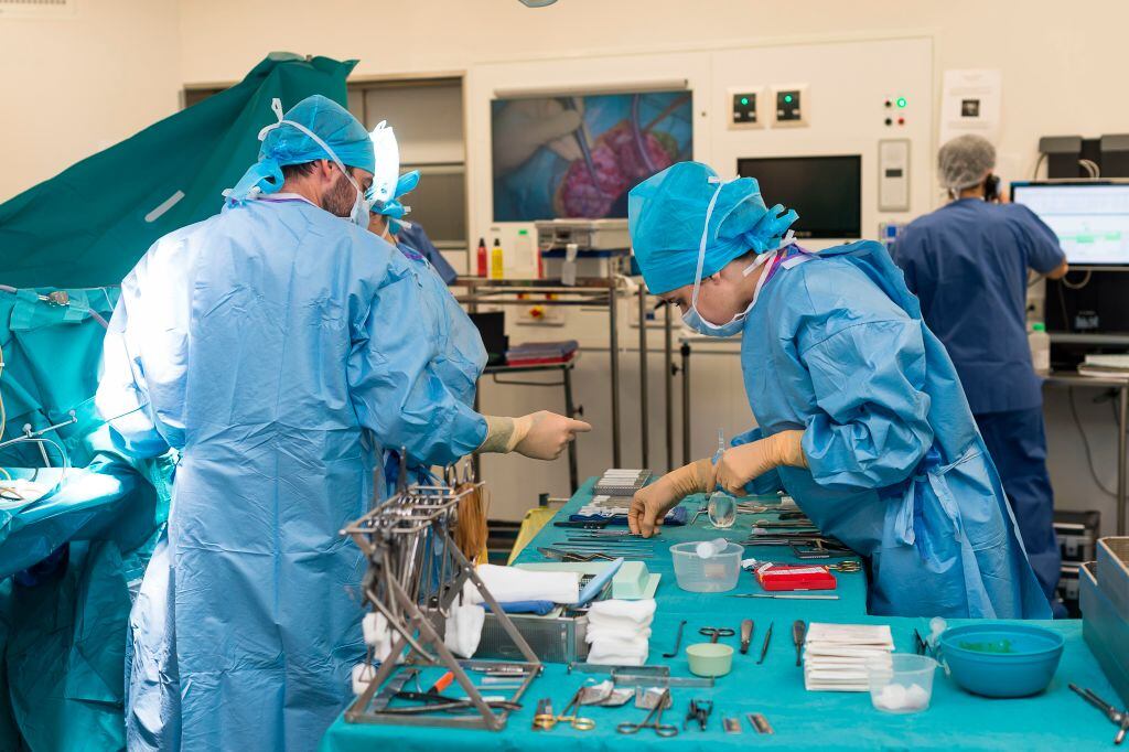 Extirpación de un tumor cerebral, glioma, Hospital de Niza, Francia (Foto de: BSIP/Universal Images Group vía Getty Images)