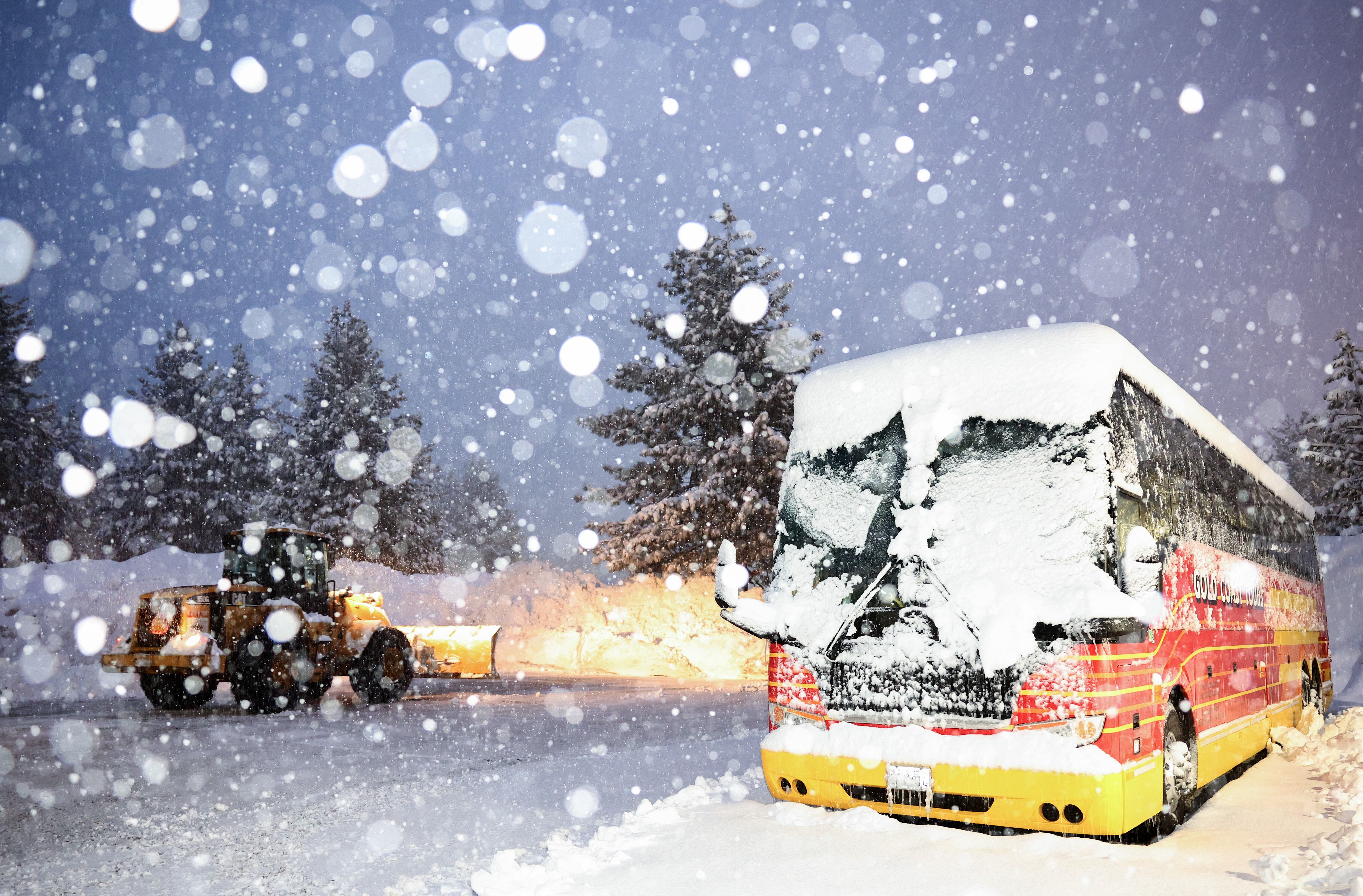 Un quitanieves limpia el estacionamiento de un hotel de nieve nueva al amanecer, cerca de los bancos de nieve acumulados de tormentas anteriores, durante otra tormenta de invierno en las montañas de Sierra Nevada el 10 de marzo de 2023 en Mammoth Lakes, California. Las montañas de Sierra Nevada de California están siendo golpeadas por fuertes nevadas en elevaciones más altas, lo que eleva aún más los niveles de la enorme capa de nieve. Las comunidades de las montañas que aún se están recuperando de tormentas anteriores en elevaciones más bajas se enfrentan a posibles inundaciones debido a la escorrentía de lluvia de la décima tormenta fluvial atmosférica del estado. El presidente Joe Biden aprobó la solicitud de emergencia presidencial del gobernador Gavin Newsom en respuesta a las recientes tormentas que afectaron a California. Mario Tama/Getty Images/AFP (Foto de MARIO TAMA/GETTY IMAGES NORTH AMERICA/Getty Images vía AFP)