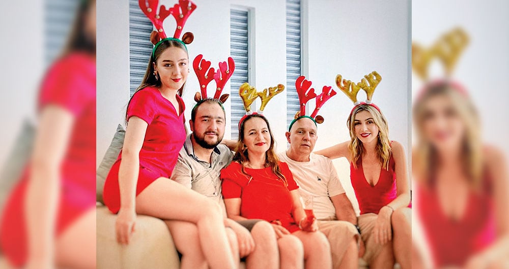  Maritza Aristizábal,  presentadora del Canal RCN, tiene una familia unida. Su papá, su hermana y su mamá también se contagiaron. Su hermano y ella no.