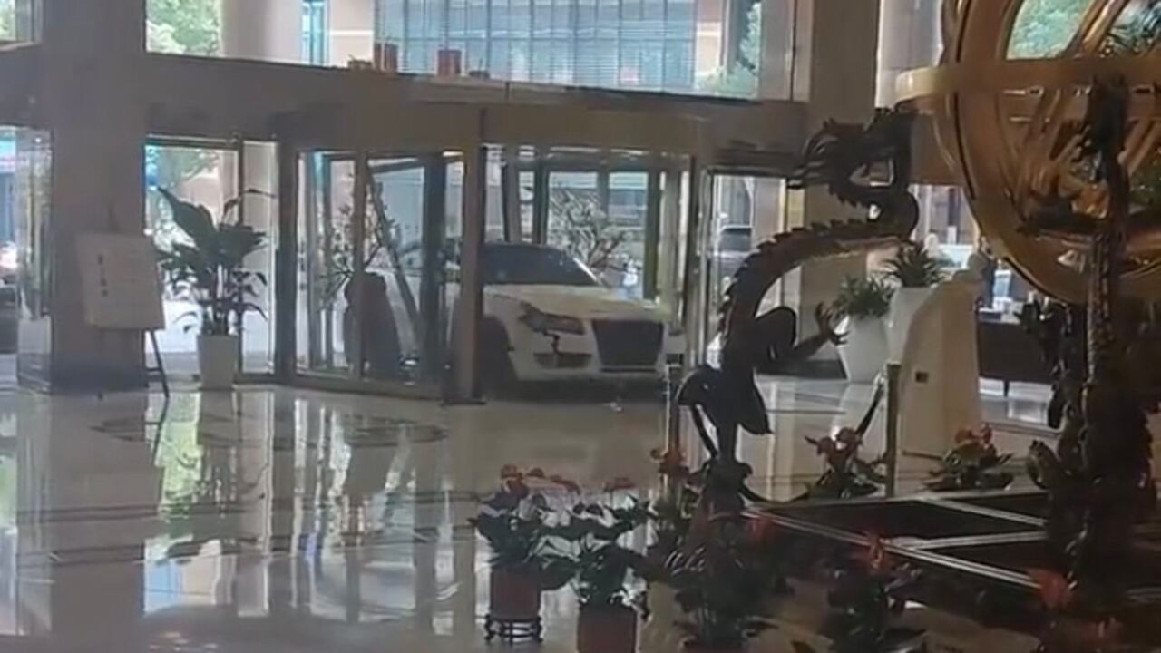 Un huésped molesto por el robo de su computadora estrelló su automóvil contra un hotel en Shanghái, causando el caos en el vestíbulo, pero sin dejar heridos, tras una discusión con los empleados.