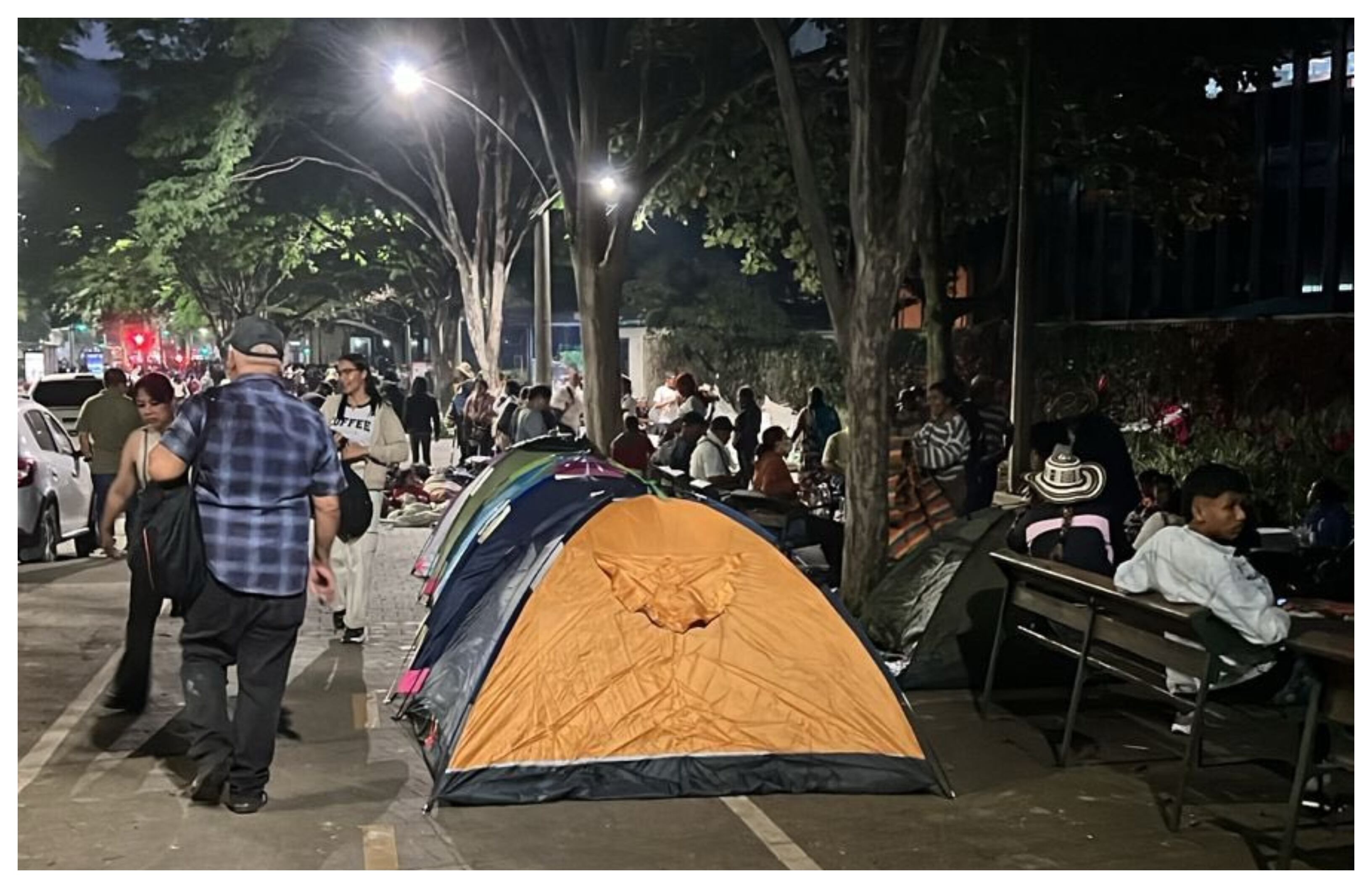Con carpas llegaron los indígenas a la Alpujarra, en Medellín.