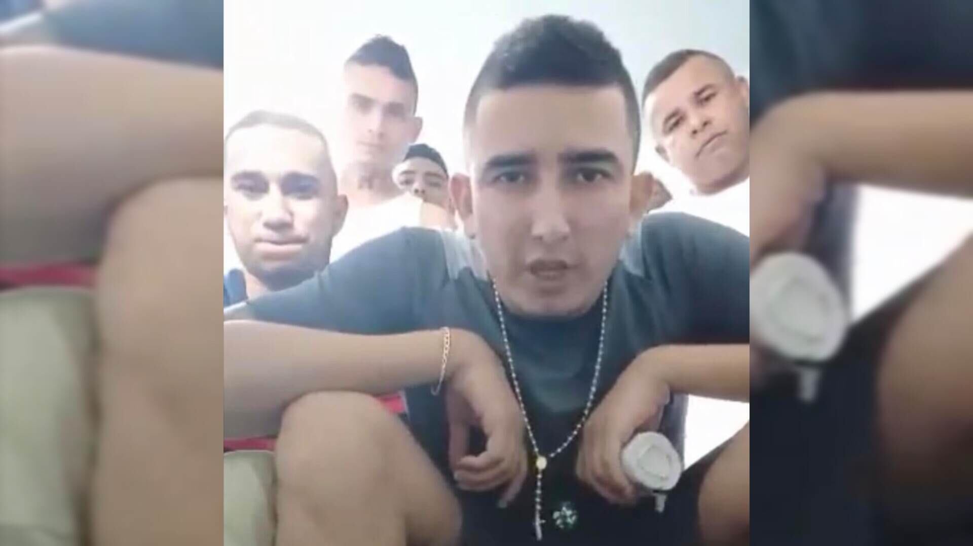 En el fragmento se observa a siete delincuentes entre ellos un hombre conocido como alias Cofla.