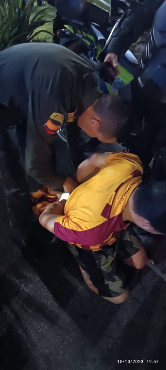 Hinchas se enfrentaron a las afueras del estadio Manuel Murillo Toro.