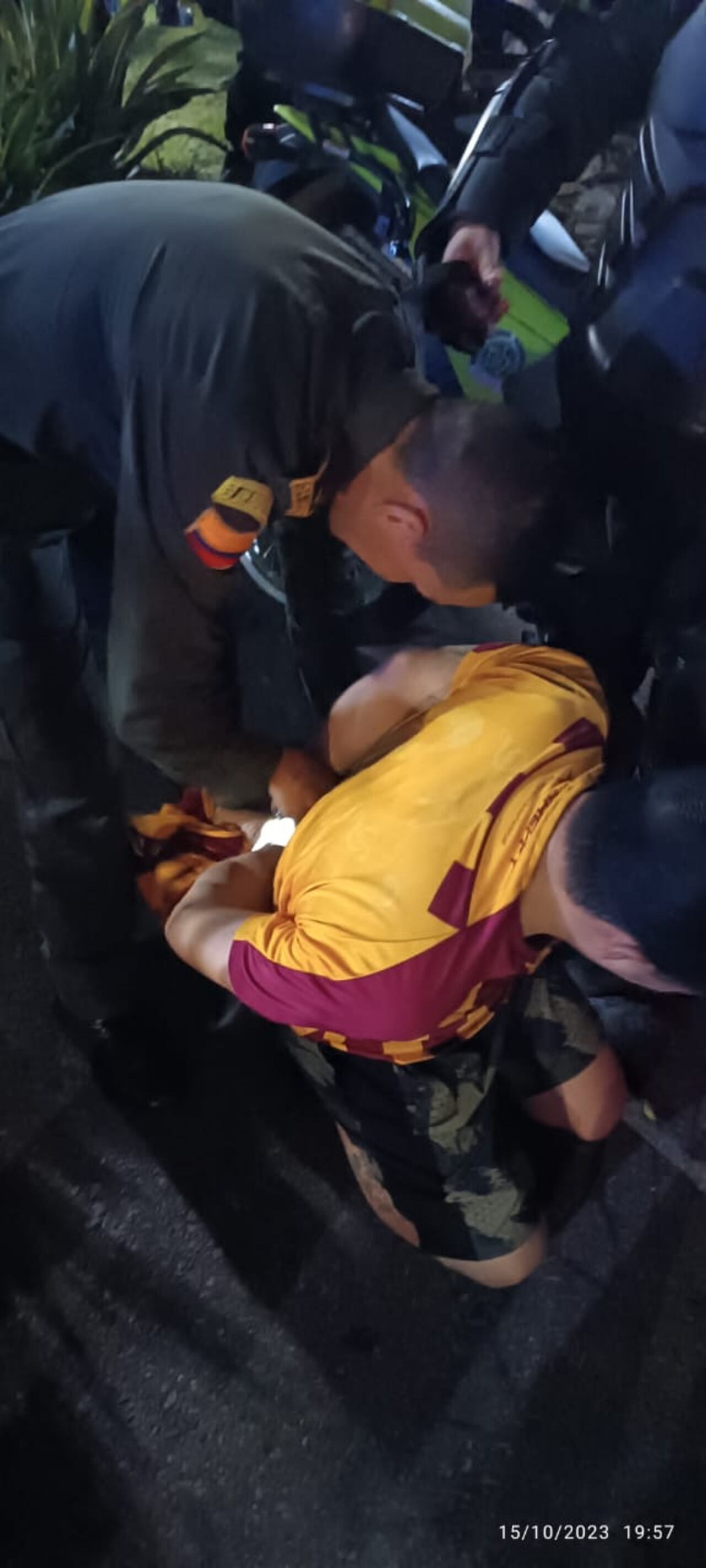 Hinchas se enfrentaron a las afueras del estadio Manuel Murillo Toro.